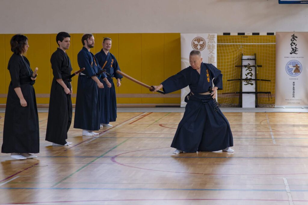 Großmeister Sekiguchi Komei in Katate-Kesa-Pose mit slowenischen Vertretern