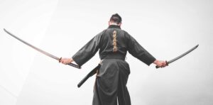 Japanische Schwertkunst Trainer mit zwei Katanas – Iaido Training in Graz
